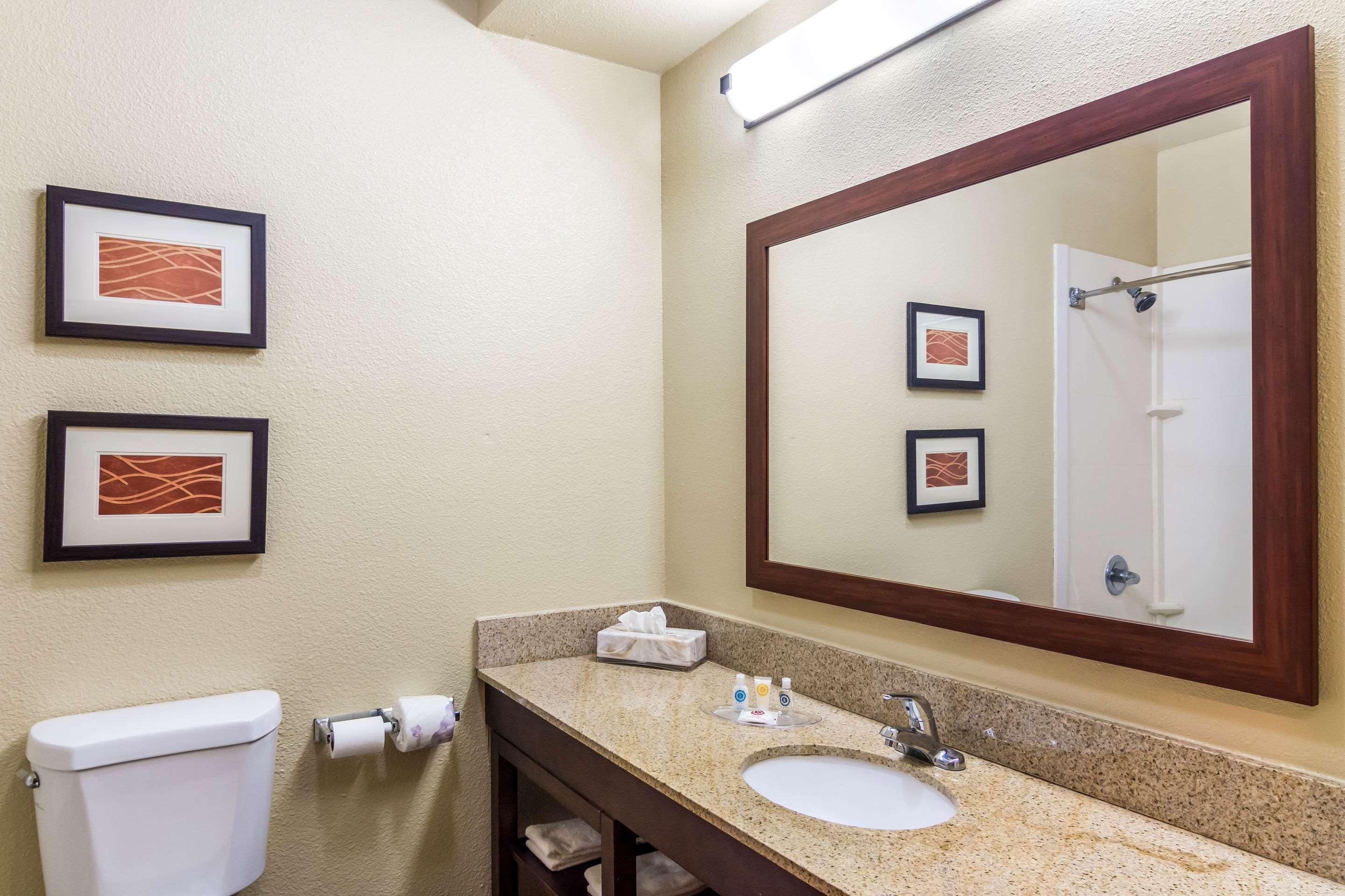 יופאלה Comfort Suites מראה חיצוני תמונה
