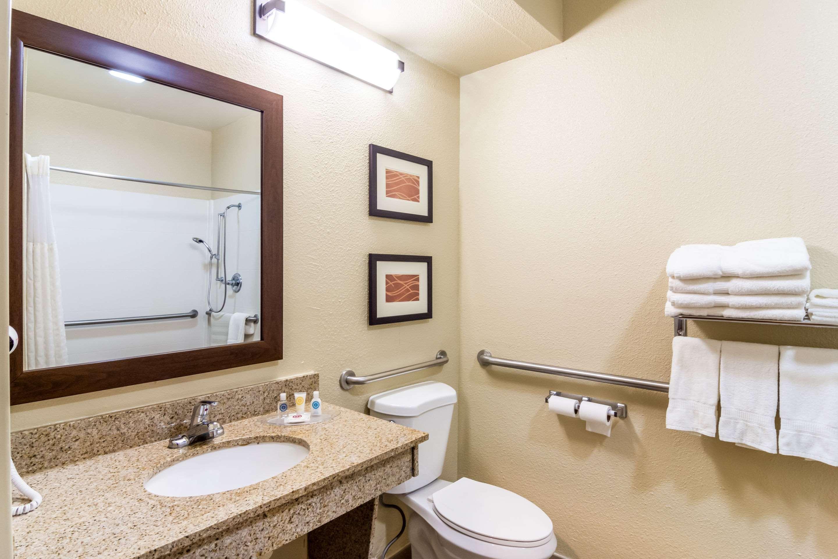 יופאלה Comfort Suites מראה חיצוני תמונה