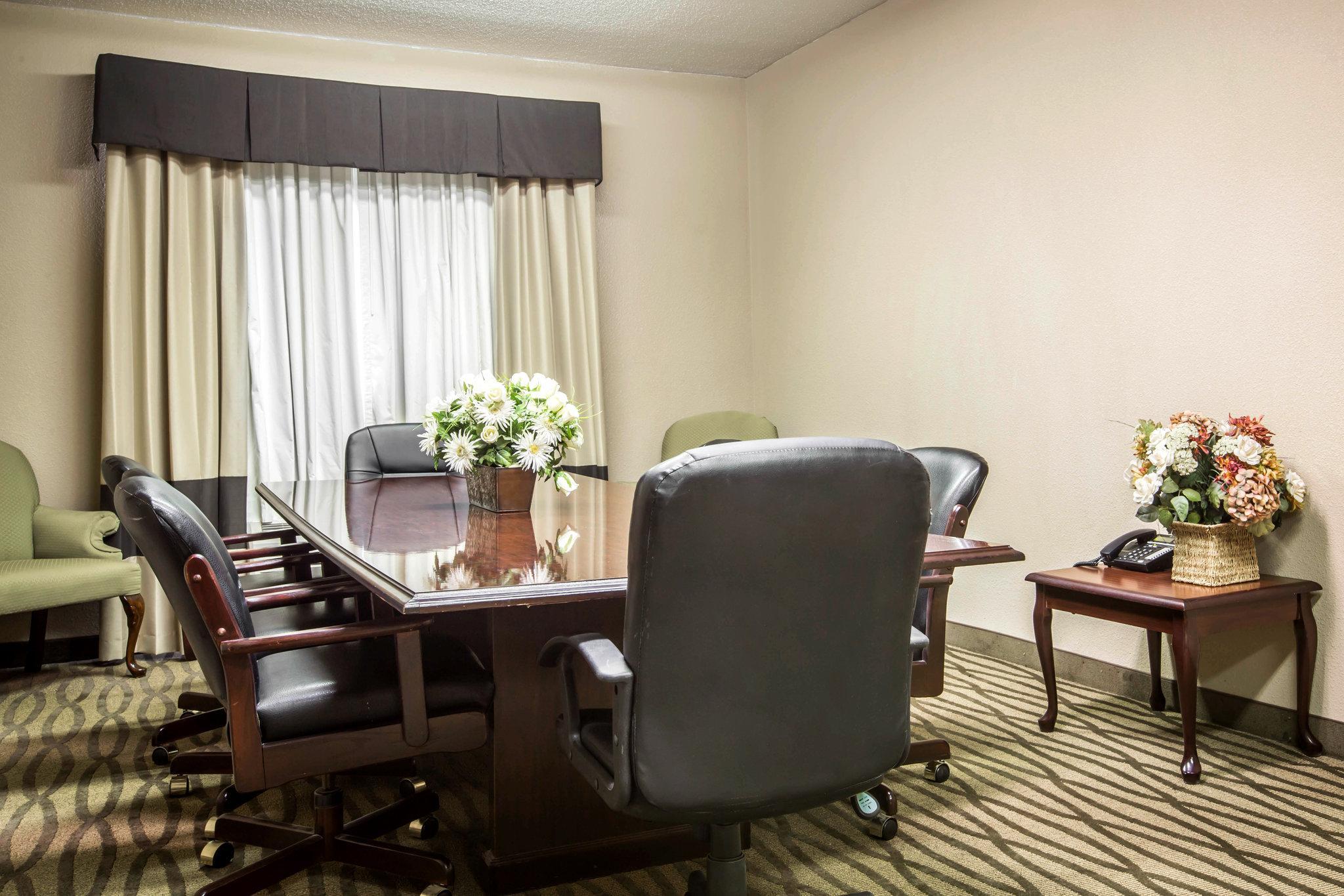 יופאלה Comfort Suites מראה חיצוני תמונה