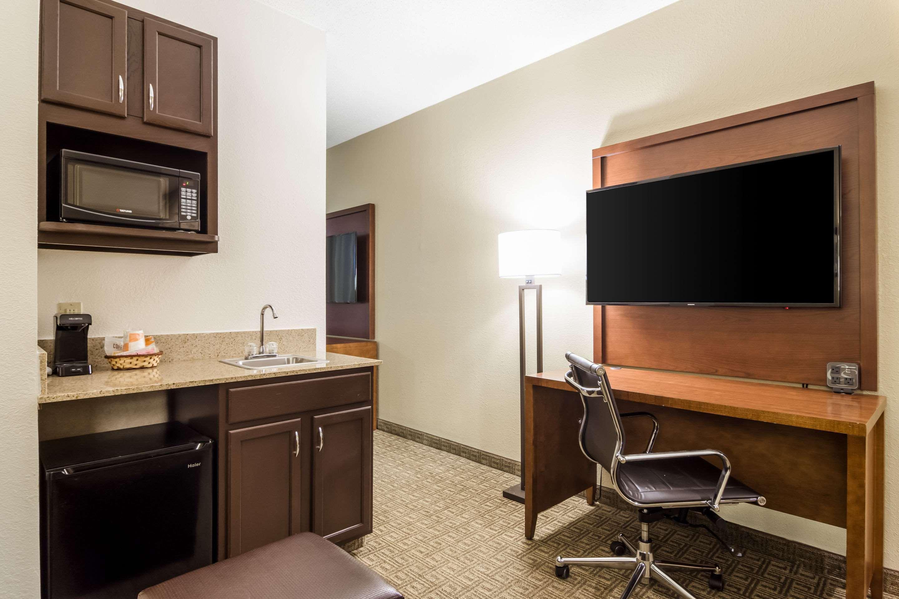 יופאלה Comfort Suites מראה חיצוני תמונה