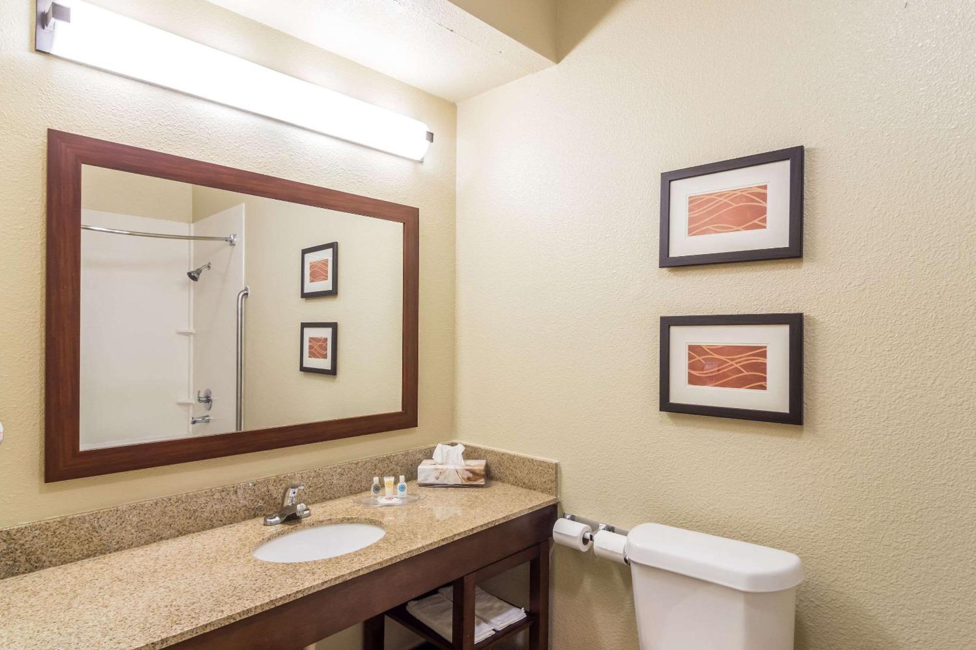 יופאלה Comfort Suites מראה חיצוני תמונה